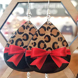  Personalized leopard skin like-earring with a red ribbon <i class=